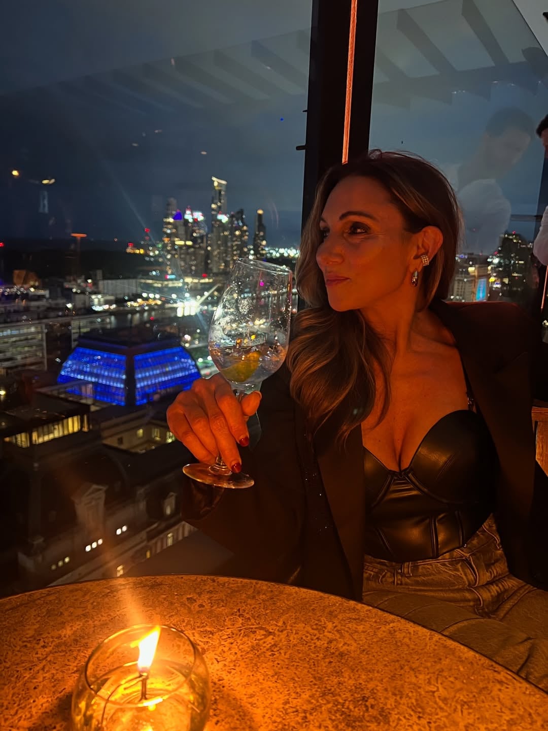 El destape de Verónica Brunati: la periodista deportiva posó con un corset ultra escotado y sorprendió a todos