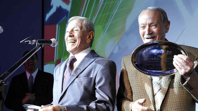 Tito Paz al micrófono. Y una inolvidable dupla con Rubén Torri (Foto: Ramiro Pereyra).