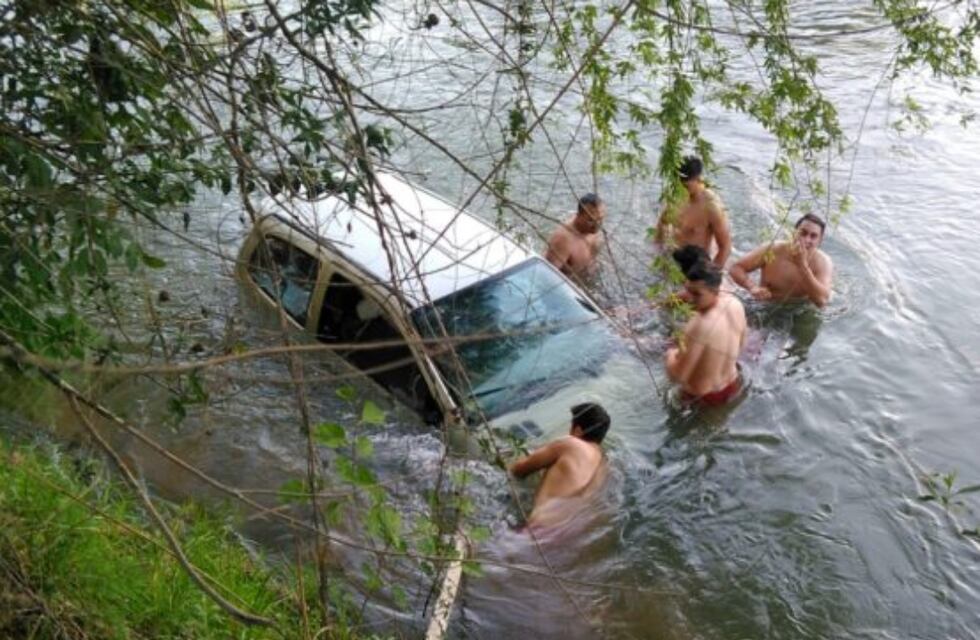Villa María: por una distracción su auto terminó en el río
