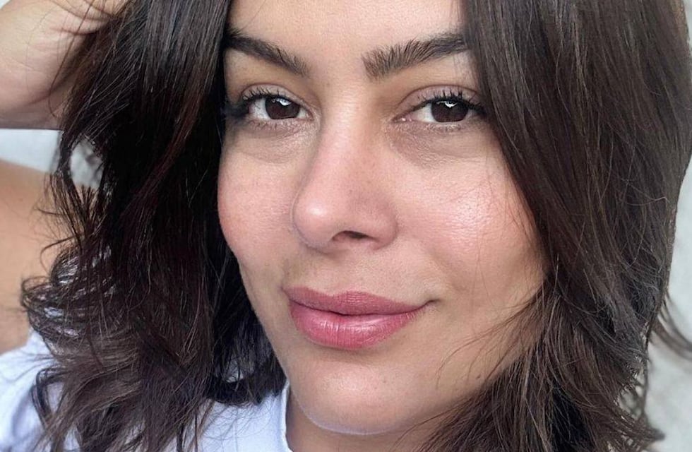Larissa Riquelme dejó a la vista su espectacular bronceado con una microbikini fucsia desde la playa