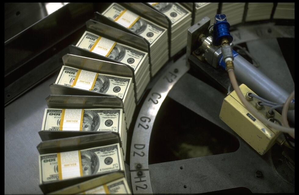 El dólar blue comenzó la jornada en alza pero cerró a $165