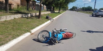 La moto en la que se trasladaba el joven accidentado (La Reforma)