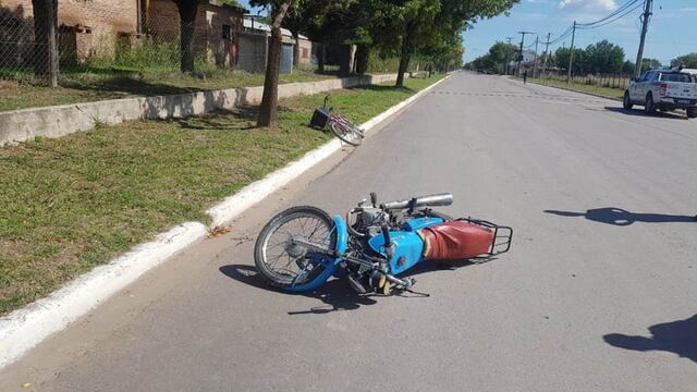 La moto en la que se trasladaba el joven accidentado (La Reforma)