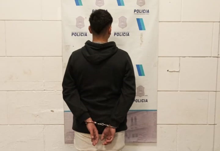 evadió un control policial, se dio a la fuga y al ser interceptado agredió a los policias