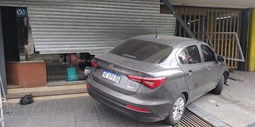 Así quedó el auto contra un local en pleno centro de Córdoba.