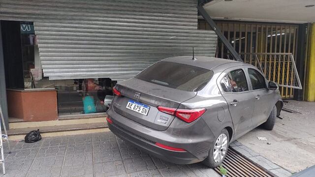 Así quedó el auto contra un local en pleno centro de Córdoba.
