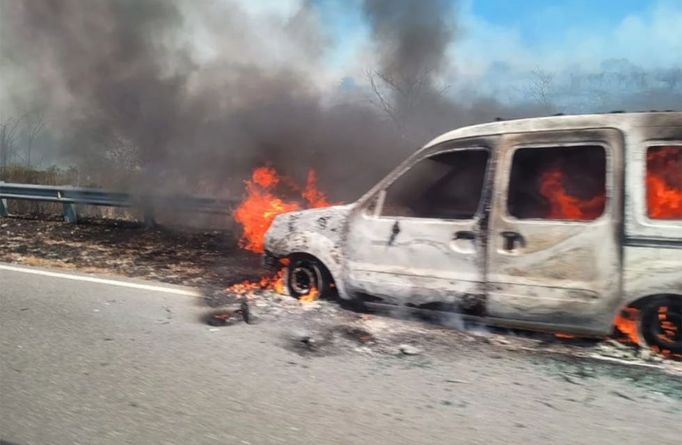 Un auto se prendió fuego y desató un incendio en Bosque Alegre, Córdoba