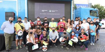 Se realizó una capacitación y entrega de cascos a motociclistas en la plaza 25 de Mayo