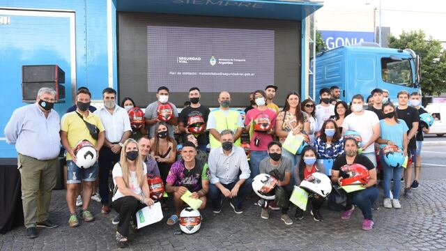 Se realizó una capacitación y entrega de cascos a motociclistas en la plaza 25 de Mayo