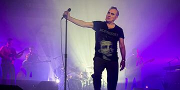 Morrissey, con su nombre y el rostro de James Dean en el pecho. (www.morrissey-solo.com)