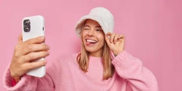 El filtro hace que la persona cierree los ojos y saque la lengua.