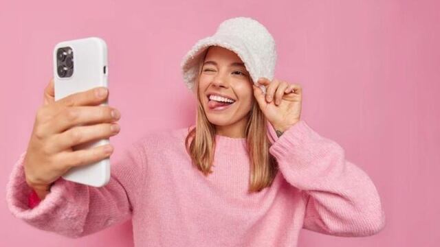 El filtro hace que la persona cierree los ojos y saque la lengua.