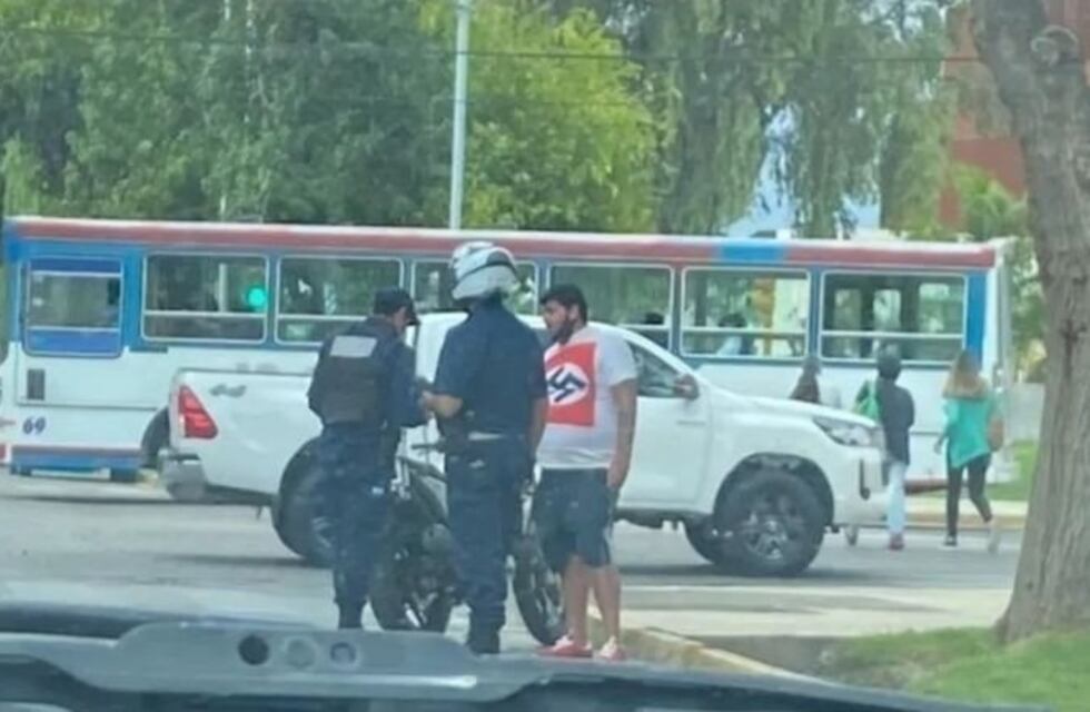 Repudio en San Juan por un hombre que enfrentó la marcha de mujeres con una remera nazi