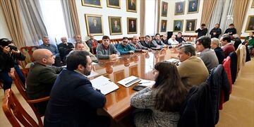 Reunión en Casa de Gobierno presidida por el ministro de Gobierno y Trabajo, Manuel Troncoso, y el presidente de la Caja de Jubilaciones, Gastón Bagnat.