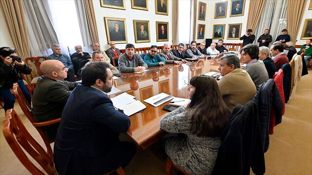 Reunión en Casa de Gobierno presidida por el ministro de Gobierno y Trabajo, Manuel Troncoso, y el presidente de la Caja de Jubilaciones, Gastón Bagnat.