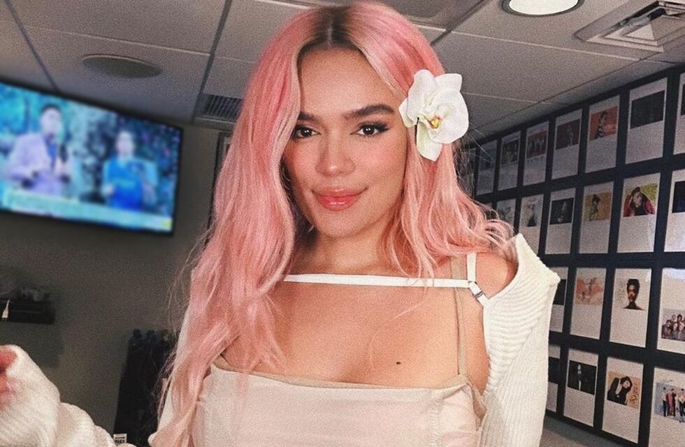 Al mejor estilo Barbie: Karol G se lució con un look total pink mostrando piel