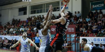 Taya Gallizzi tuvo una batalla con los lungos de Boca en un duelo de alto voltaje en el Sandrín (Leandro Gómez / Prensa Instituto)