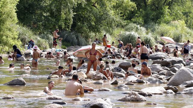 turismo, turistas
temporada de verano en Carlos Paz. Mucha gente en el río
Yanina Aguirre