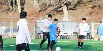 Crece la cantidad de actividades en la cancha de césped sintético.