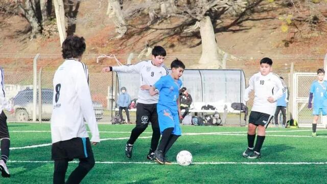 Crece la cantidad de actividades en la cancha de césped sintético.
