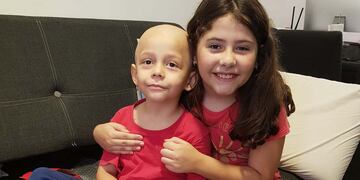 Juntos. Santino y su hermana, en Córdoba (Gentileza).