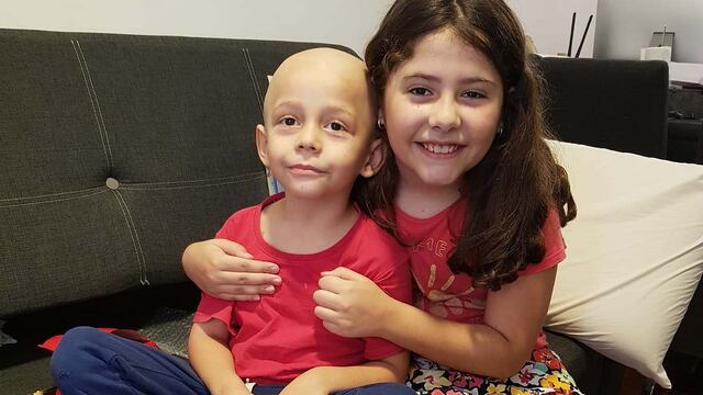 Juntos. Santino y su hermana, en Córdoba (Gentileza).