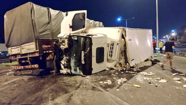 Vuelco de un camión sobre Panamericana, en Campana