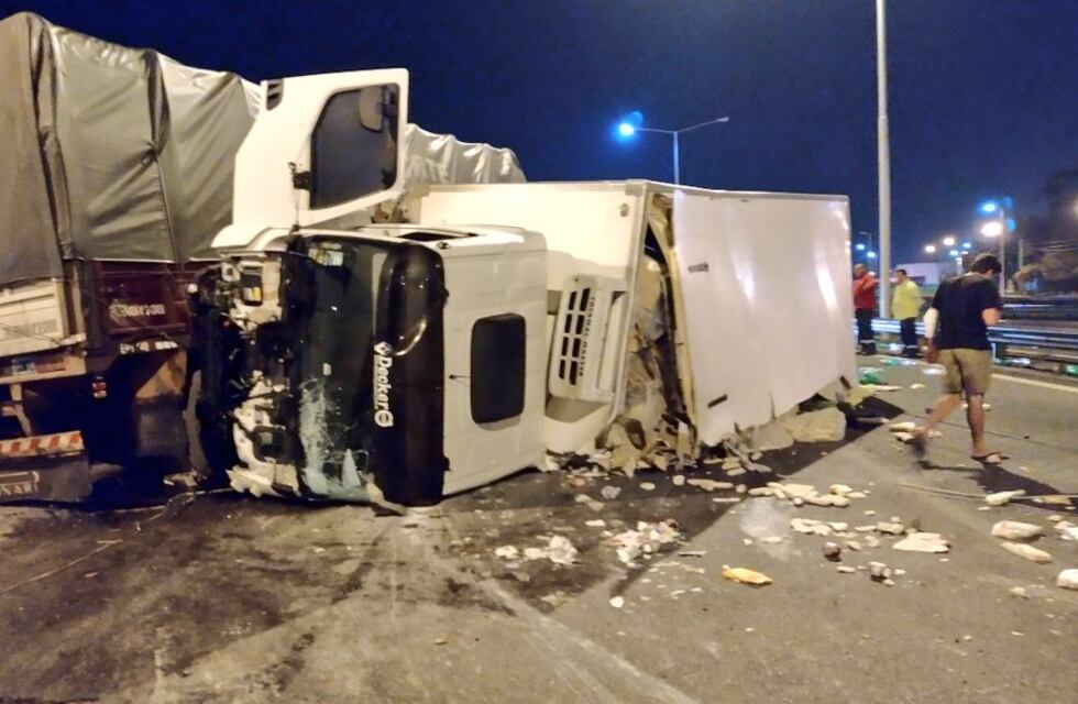 Campana: un camión volcó sobre la Panamericana y vecinos se llevaron toda la mercadería