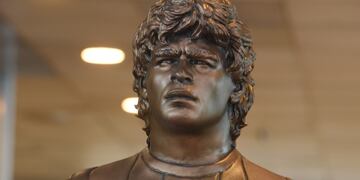 La estatua de Diego Maradona en el Aeropuerto de Ezeiza