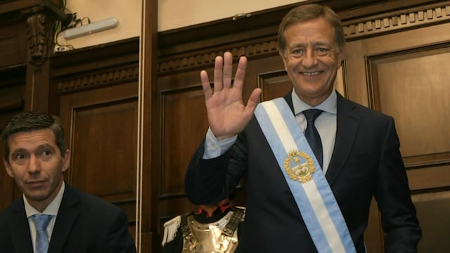 El gobernador da su discurso ante la Asamblea Legislativa.