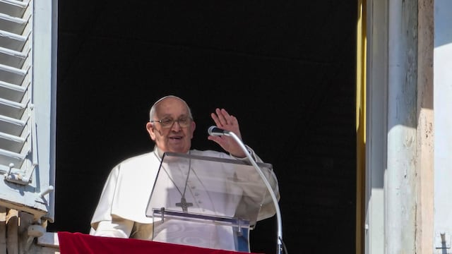 El papa Francisco en su ventana sobre la Plaza de San Pedro en el Vaticano, el 25 de febrero de 2024.