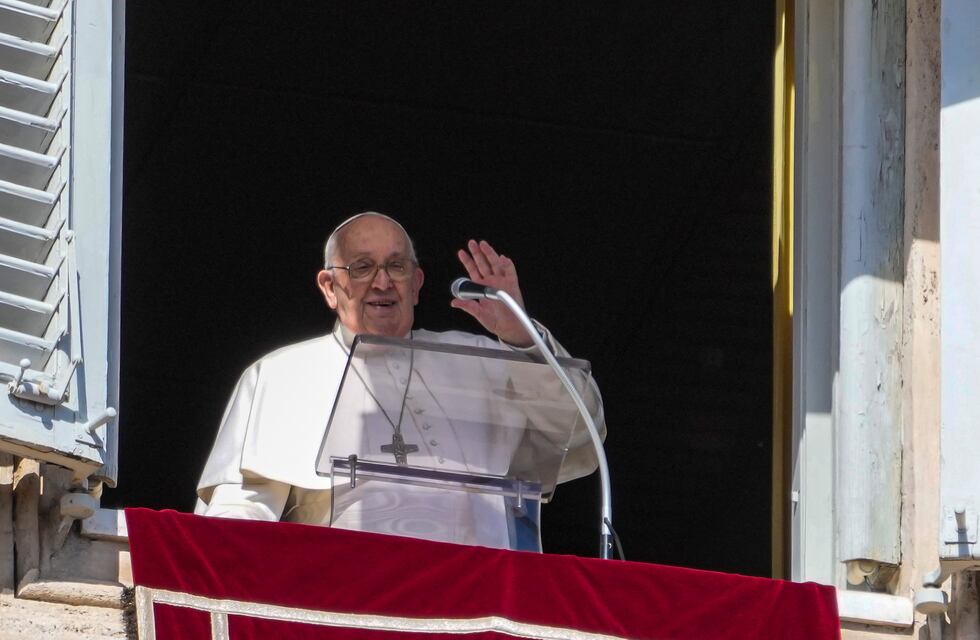 El papa Francisco celebró el rezo del ángelus, luego de tener que suspender su agenda del sábado por una gripe