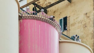 La fachada exterior fue intervenida a fines de julio, pero la obra se interrumpió por el daño en la vía pública.