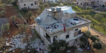 Una vivienda destrozada por el operativo militar de EE.UU. en Siria, que culminó con la muerte del líder de ISIS