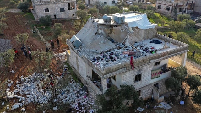 Una vivienda destrozada por el operativo militar de EE.UU. en Siria, que culminó con la muerte del líder de ISIS