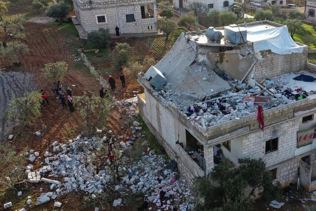Una vivienda destrozada por el operativo militar de EE.UU. en Siria, que culminó con la muerte del líder de ISIS