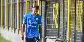 Todo el fastidio de Pablo Vegetti al ser reemplazado ante Almirante Brown. Este lunes, reunión con el DT (La Voz).
Foto Federico Lopez Claro