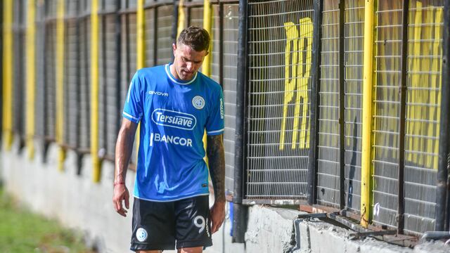 Todo el fastidio de Pablo Vegetti al ser reemplazado ante Almirante Brown. Este lunes, reunión con el DT (La Voz).
Foto Federico Lopez Claro