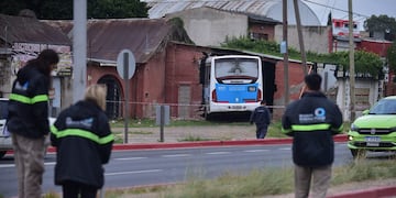 Un colectivo se incrustó en un taller mecánico y en una casa en Armada Argentina, de barrio Residencial Sur. (Ramiro Pereyra / La Voz)