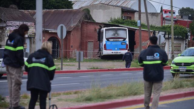 Un colectivo se incrustó en un taller mecánico y en una casa en Armada Argentina, de barrio Residencial Sur. (Ramiro Pereyra / La Voz)
