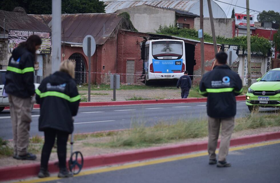 Confirmaron la causa por la que un colectivero se incrustó en un taller mecánico de Córdoba