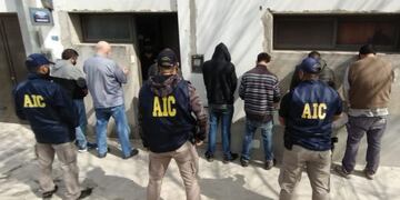 Los sospechosos fueron identificados durante un allanamiento que incluyó una vivienda en San Carlos Centro.