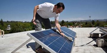 Aumentan las casas que tienen paneles solares y generar la energía que utilizan. Imagen de archivo.