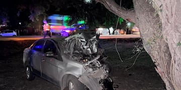 El auto del uniformado quedó destruido.