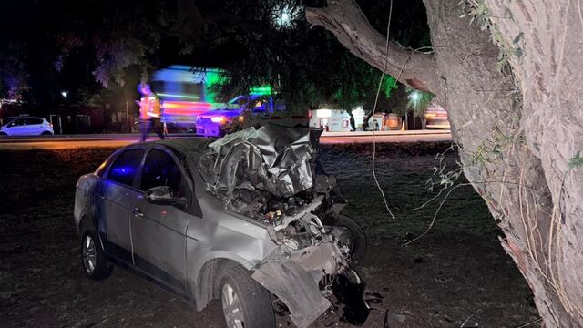 El auto del uniformado quedó destruido.
