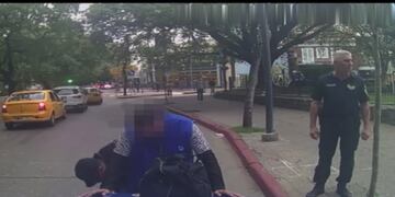 Un sujeto detenido por robar una mochila a un chico a la salida de la escuela.