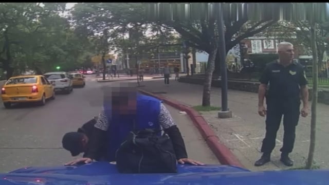 Un sujeto detenido por robar una mochila a un chico a la salida de la escuela.