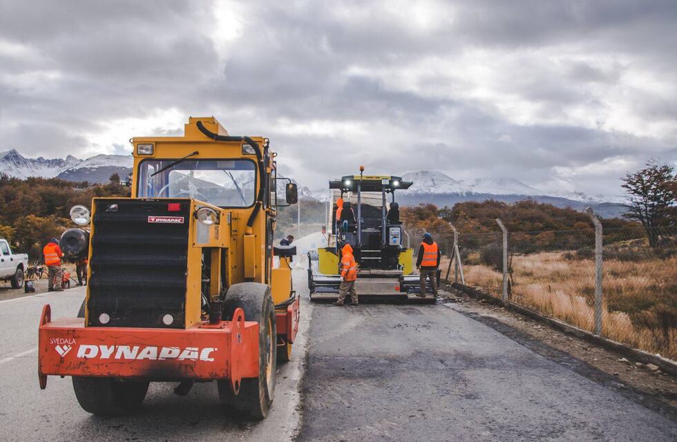 Ushuaia: Se avanza en la pavimentación de la ciclovía en Calle “44 héroes del ARA San Juan”