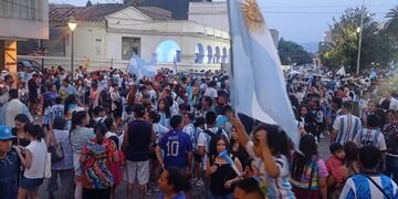 La esquina de Belgrano y Sarmiento, uno de los puntos donde se concentró la hinchada jujeña que festejó el triunfo de Argentina este viernes.