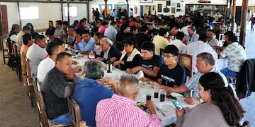 Un almuerzo de camaradería fue servido para culminar el acto de entrega de licencias titulares a decenas de taxistas de San Salvador de Jujuy.